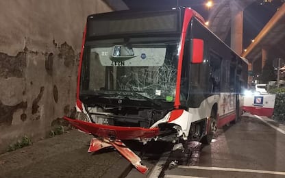 Bus finisce fuori strada a Napoli, 74enne in prognosi riservata