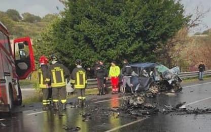 Strage di giovani a Pietragrande, scontro frontale tra auto: 4 morti