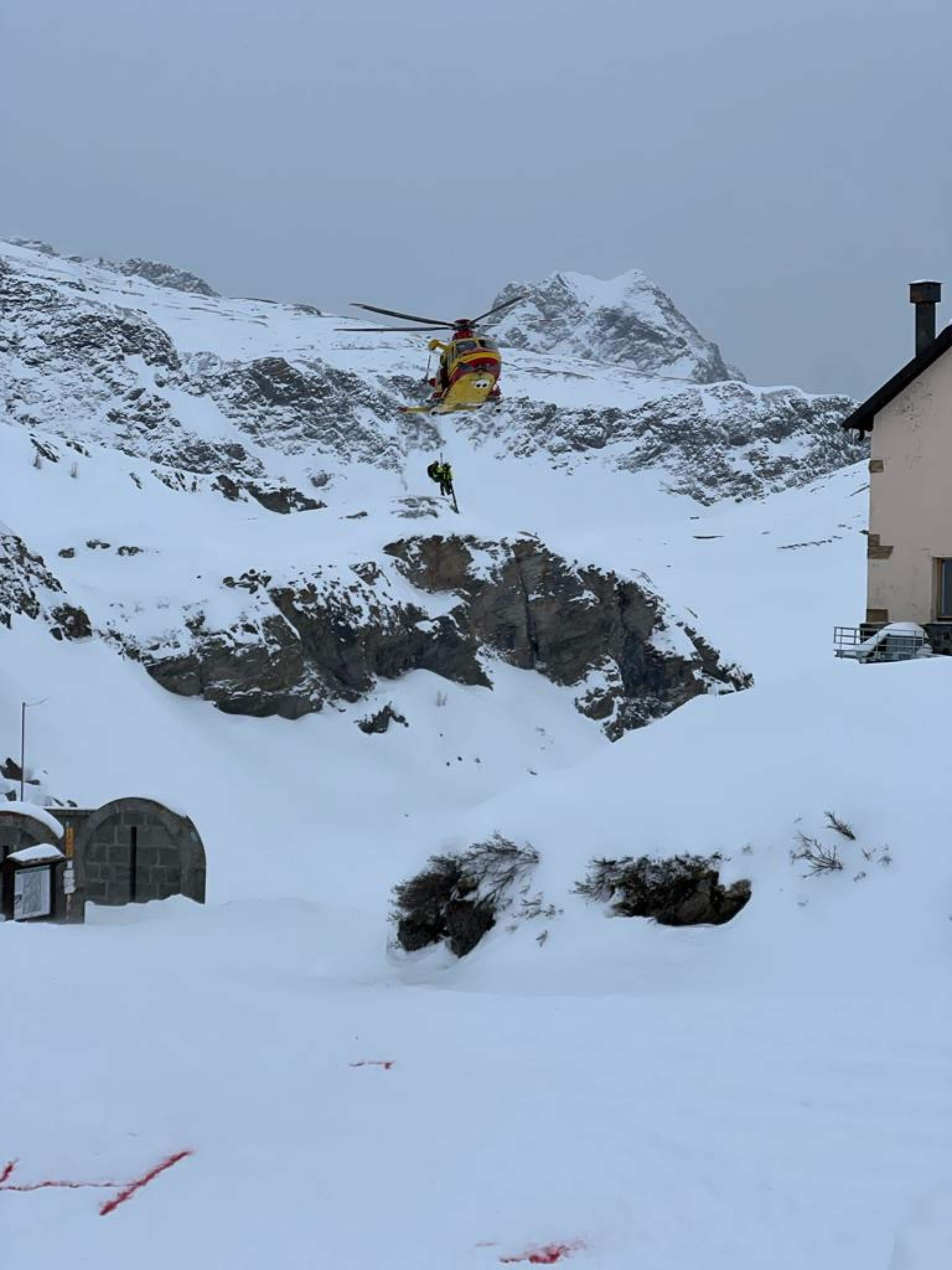I soccorritori recuperano il corpo di una dei due scialpinisti travolti dalla valanga in Val Formazza, 7 gennaio 2024.
ANSA / SOCCORSO ALPINO PIEMONTESE +++NO SALES - EDITORIAL USE ONLY+++ (npk)