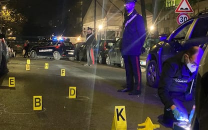Roma, sparatoria in strada: morto un 33enne. Indaga l'Antimafia