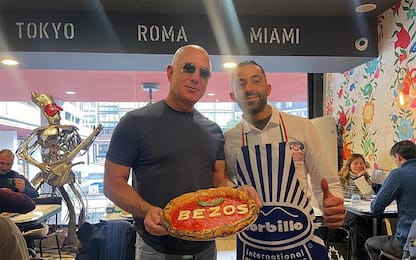 Jeff Bezos in visita a Milano: pizza da Sorbillo con la famiglia