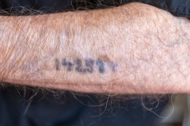 Giorno memoria, i nipoti si tatuano il numero di Auschwitz dei nonni