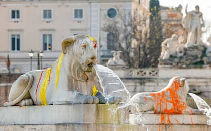 Roma, imbrattata da animalisti la fontana di Piazza del Popolo
