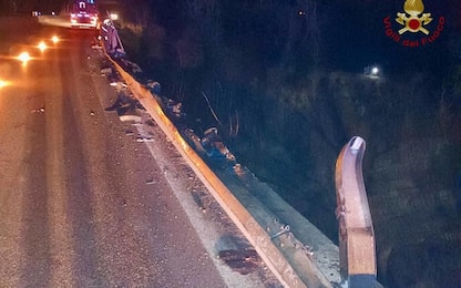 Camion precipita da un viadotto su E45 nel Cesenate, morto l'autista