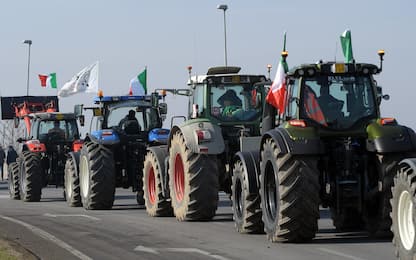 Protesta trattori, attimi di tensione vicino Orte: "Andremo a Roma"