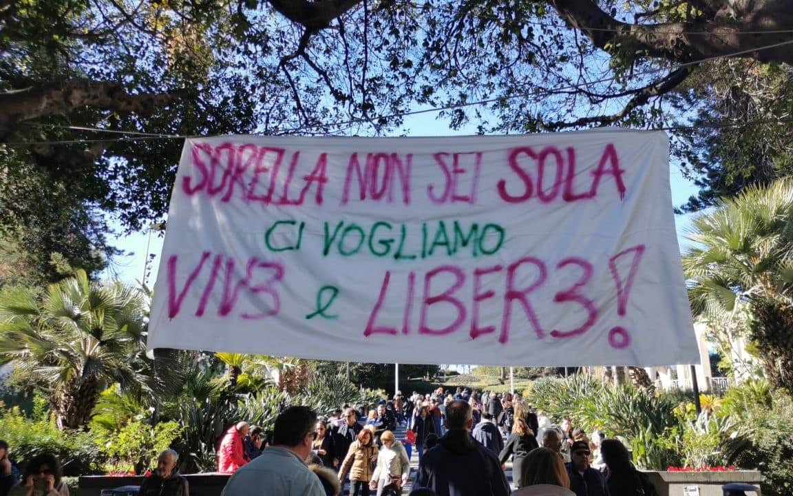 Uno striscione comparso domenica mattina a Villa Bellini, luogo dello stupro