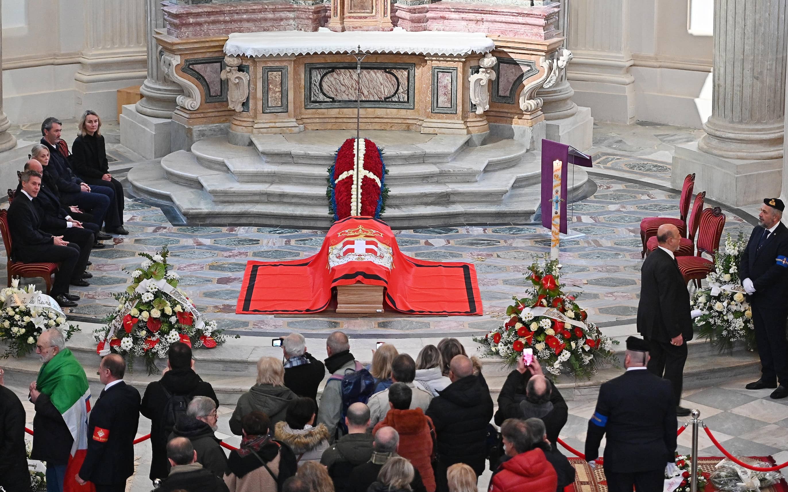 Camera ardente di Vittorio Emanuele di Savoia presso la cappella di sant'Uberto a Venaria, Torino, 9 febbraio 2024 ANSA/ALESSANDRO DI MARCO