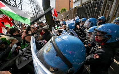 Napoli, scontri al presidio davanti alla Rai: manganellate e feriti