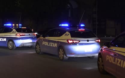 Polizia irrompe in una casa a Savona: uomo ferito da colpo pistola