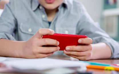 Cellulari e tablet vietati nelle scuole, la stretta di Valditara