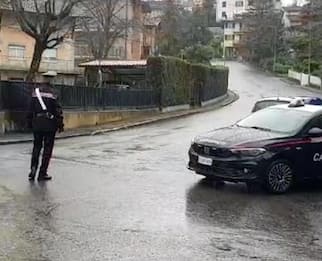Modena, carabiniere in pensione si barrica in casa con la moglie