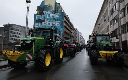 Centinaia di trattori a Bruxelles: tensione con roghi e idranti