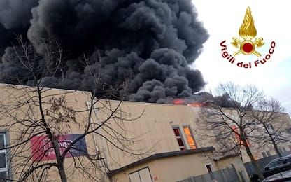 Milano, incendio in ditta di materiale plastico Arcadia a Truccazzano