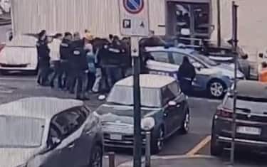 Torino, antagonisti assaltano volante polizia davanti alla Questura