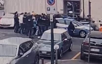 Torino, antagonisti assaltano volante polizia davanti alla Questura