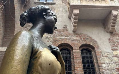 Verona, troppe carezze alla statua di Giulietta: un foro sul bronzo
