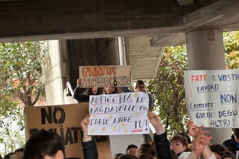 La protesta degli studenti a Genova.