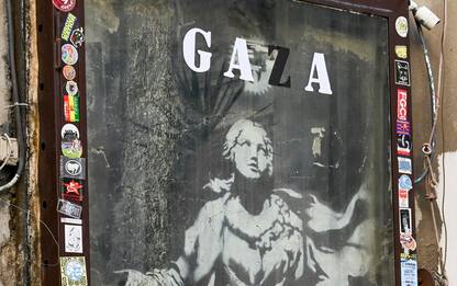 Napoli, messaggio pro Gaza sulla  "Madonna con pistola" di Banksy