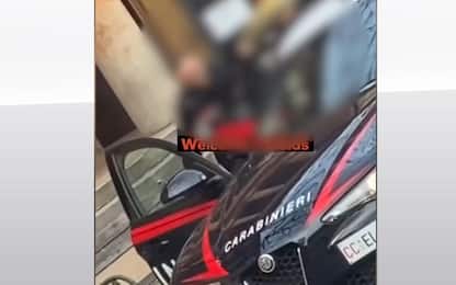 Modena, carabiniere prende a pugni ragazzo durante controllo. VIDEO