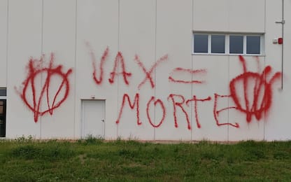 Bergamo, sui muri del primo centro vaccinale compaiono scritte no vax