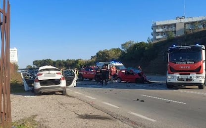 Taranto, scontro tra auto vicino a Mottola: tre morti e tre feriti