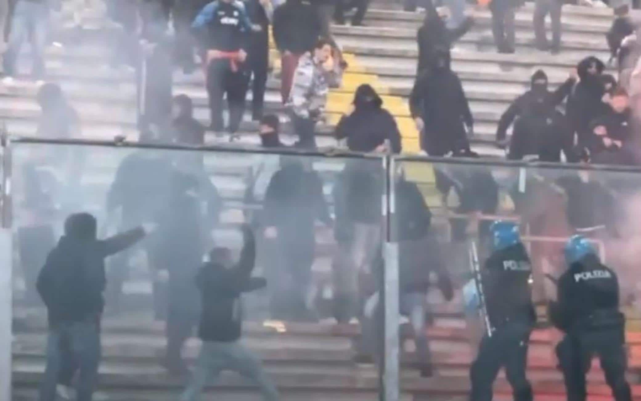 I tifosi del Catania invadono il campo del Padova per rubare uno striscione agli ultras