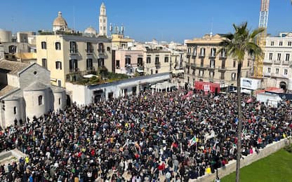 Migliaia in piazza a Bari per esprimere solidarietà a sindaco Decaro