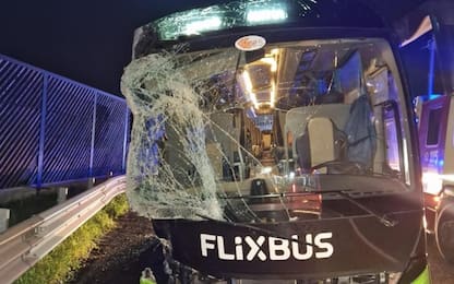 Pullman FlixBus coinvolto in incidente su A1: morto 19enne, 6 feriti