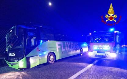 Pullman FlixBus coinvolto in incidente su A1: morto 19enne, 6 feriti