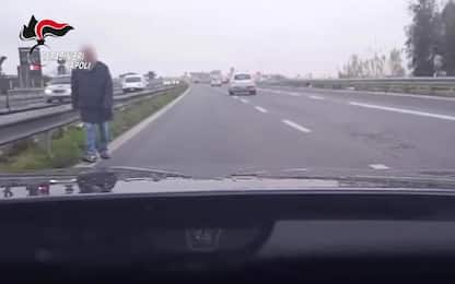 Napoli, anziano a piedi in autostrada: salvato dai carabinieri. VIDEO