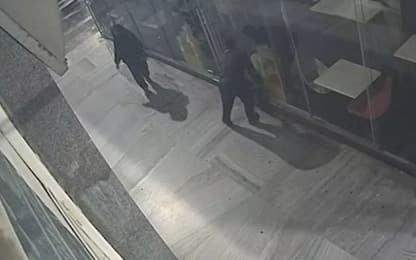 Milano, ladri a volto scoperto rapinano un ristorante in centro. VIDEO