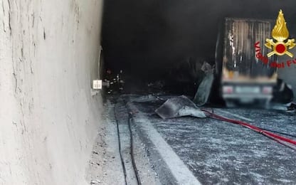 Incidente in autostrada ad Ascoli, camion in fiamme: un morto