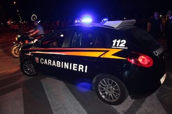 Udine, donna uccide uomo con forbici e gli lancia acido sul volto