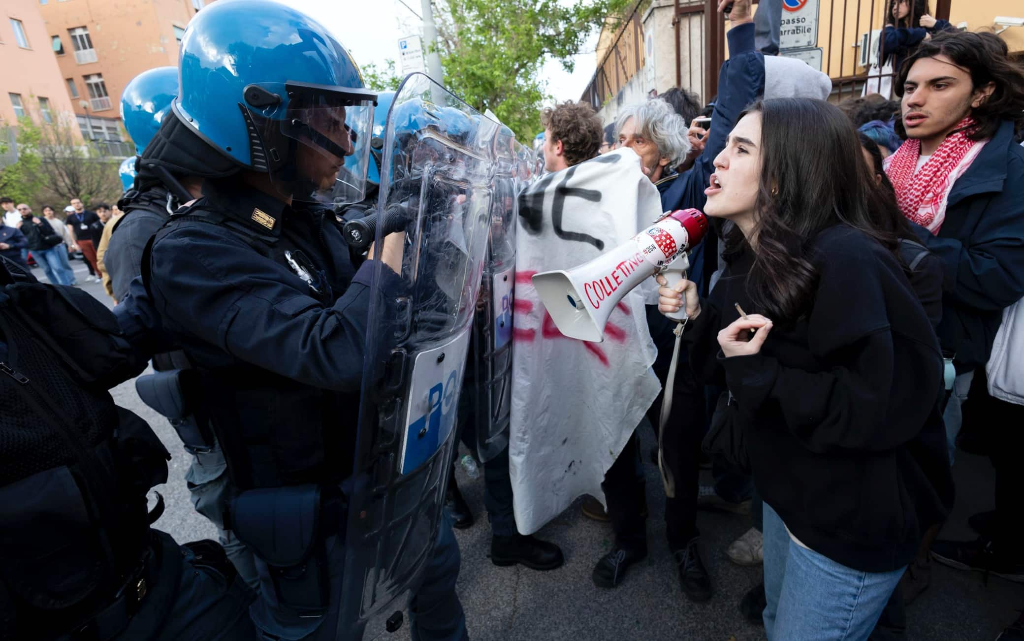 Scontri con la polizia alla manifestazione degli studenti pro Palestina fuori dell università la Sapienza, Roma, 16 aprile 2024.
ANSA/MASSIMO PERCOSSI