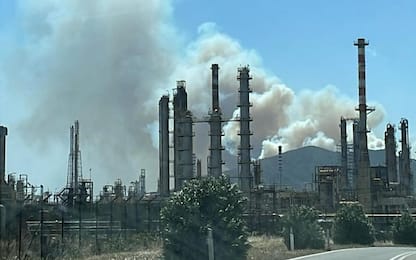 Incendio a Sarroch in Sardegna, evacuate diverse case di campagna