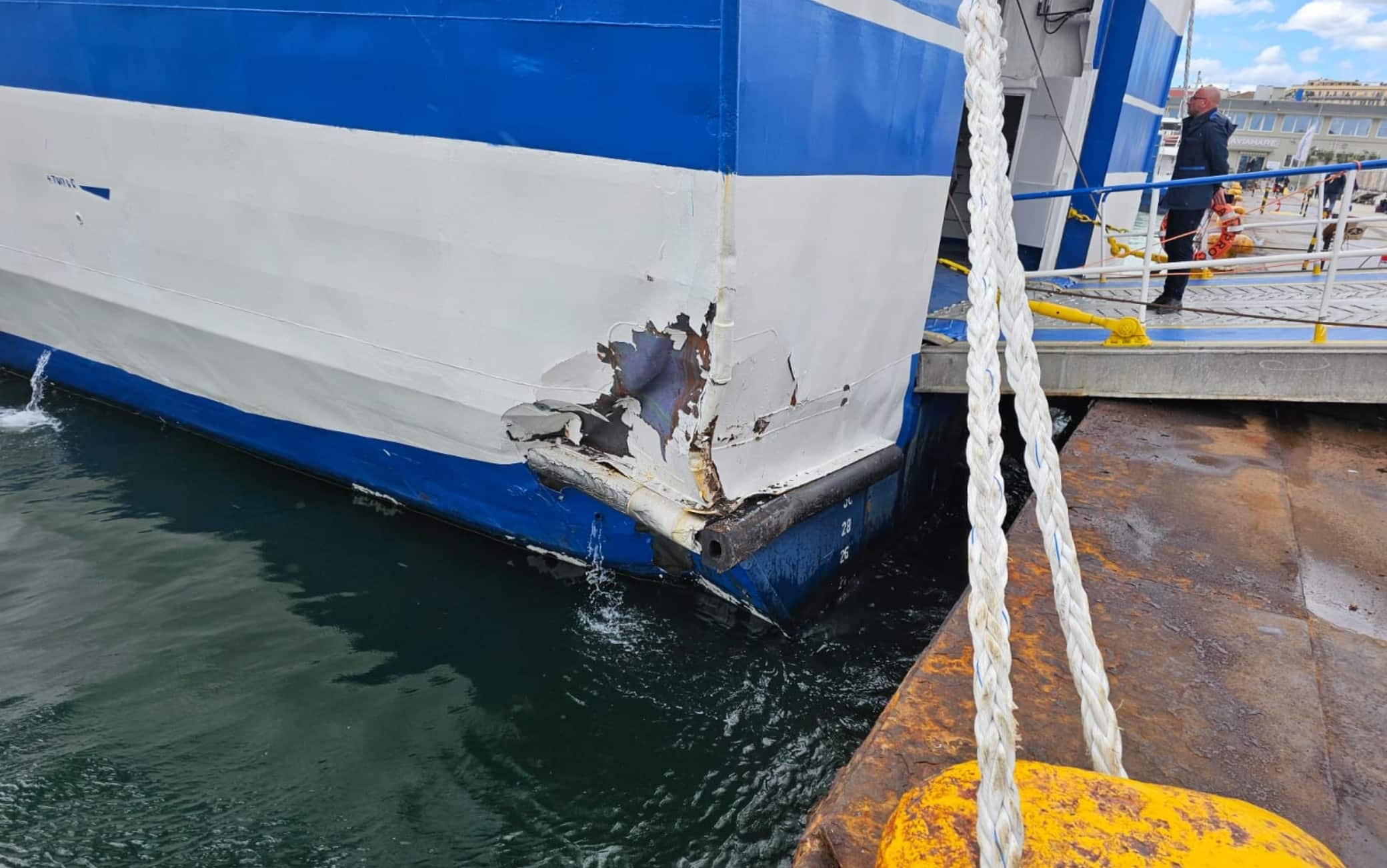 La nave veloce Isola di Procida coinvolta nell'incidente verificatosi nel porto di Napoli, 19 aprile 2024.  La nave della Caremar in arrivo da Capri ha urtato contro una banchina al Molo Beverello, 19 aprile 2024. 
ANSA/ SALVI MONTI
