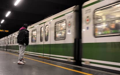 Milano, uomo spinge una ragazza sui binari della metro: arrestato