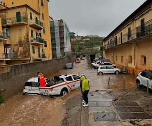 Maltempo, allagamenti all'isola d'Elba: auto trascinate dall'acqua