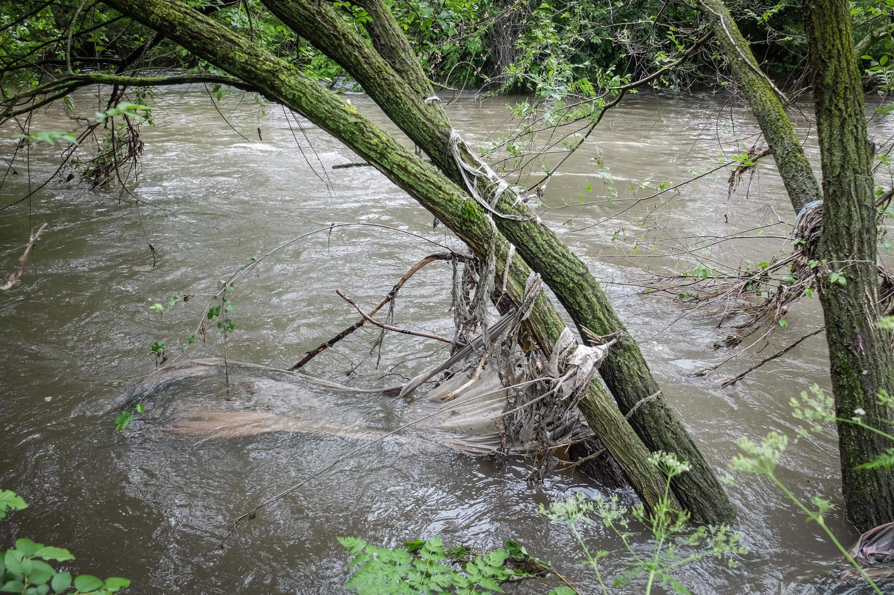 Il fiume Lambro quasi in piena  per le piogge abbondanti all altezza di via Feltre - Parco Lambro, Milano 2 Maggio 2024.
ANSA/MATTEO CORNER