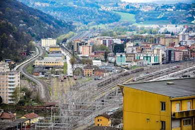 Masso su linea Sempione, caos treni tra Italia e Svizzera