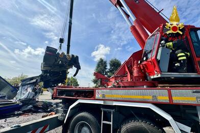 Piacenza, camion con acido travolge auto: un morto e 7 intossicati