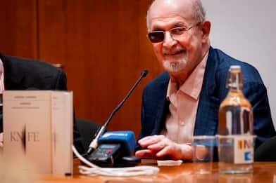 Rushdie contro Meloni: “Le consiglio di crescere, sia meno infantile"