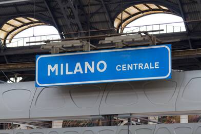 Nuova aggressione a Milano, agente spara e ferisce 36enne a Centrale