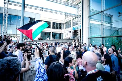 Cortei pro Palestina a Torino e Milano, scontri al Salone del Libro