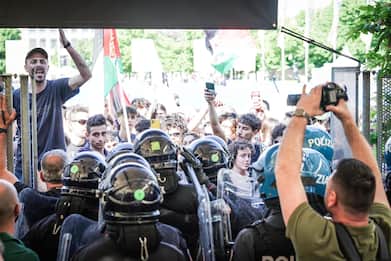 Cortei pro Palestina a Torino e Milano, scontri al Salone del Libro