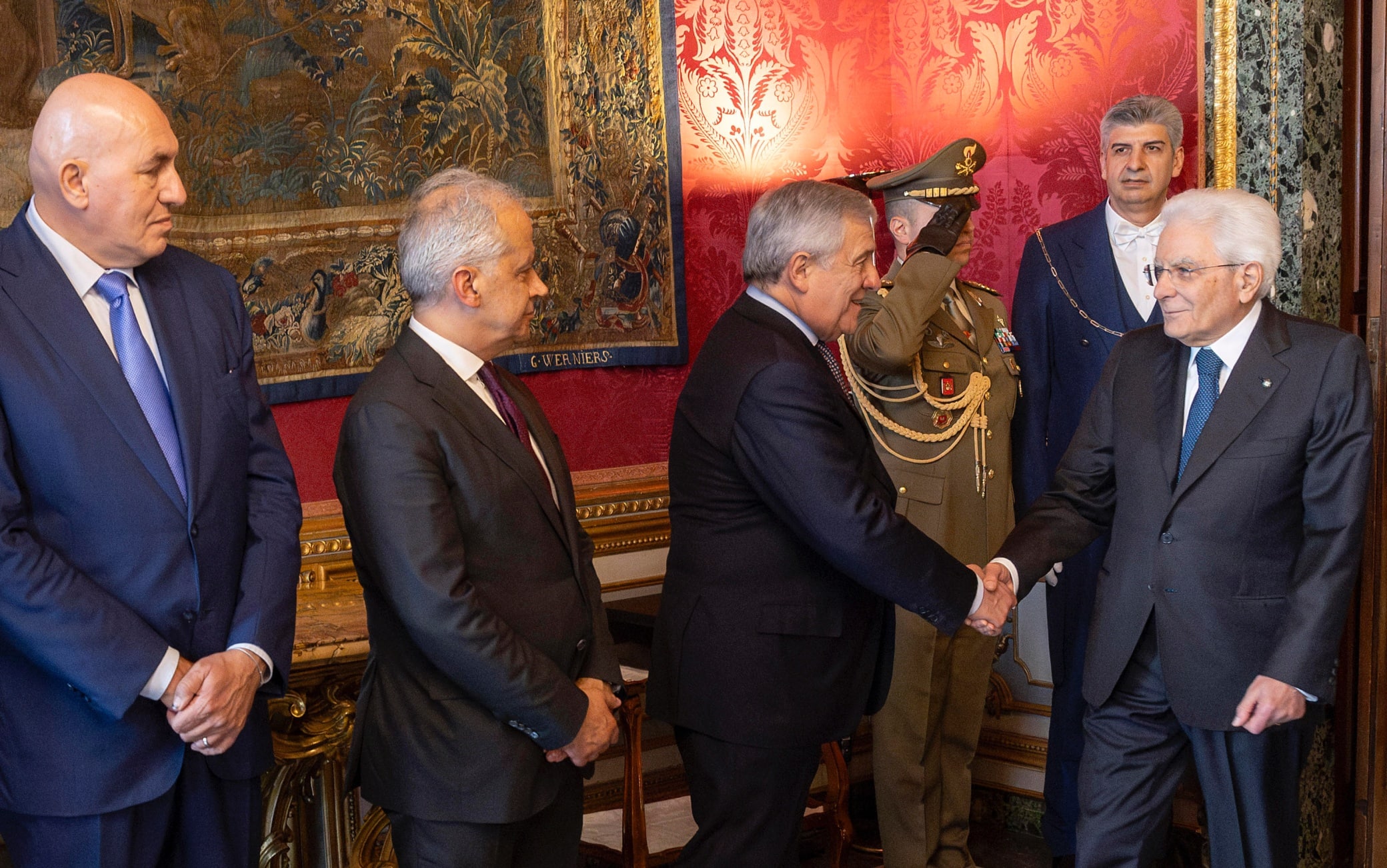 Il Presidente Sergio Mattarella saluta i ministri Tajani, Piantedosi e Crosetto, in occasione del Consiglio Supremo di Difesa