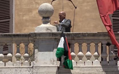 Montecitorio, ex deputato espone bandiera palestinese balcone: rimossa