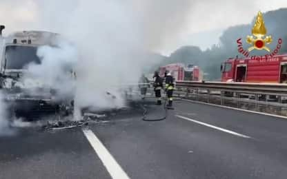 Camion in fiamme, riaperta l'autostrada A1 dopo l'incidente. VIDEO