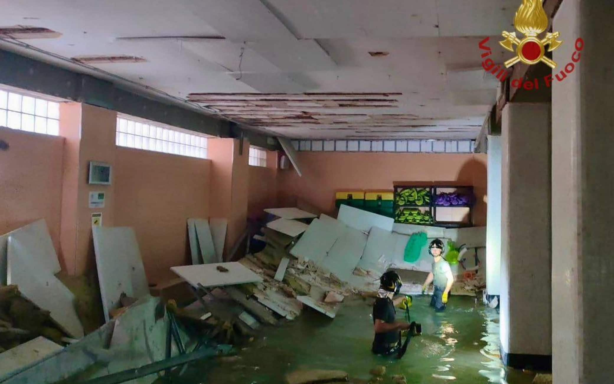 La piscina in cui è crollato il soffitto a Bari