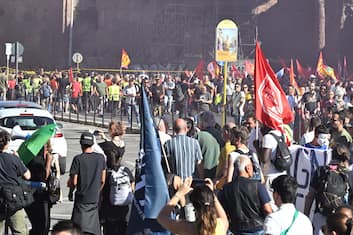 Roma, scontri al corteo contro il governo: polizia lancia lacrimogeni